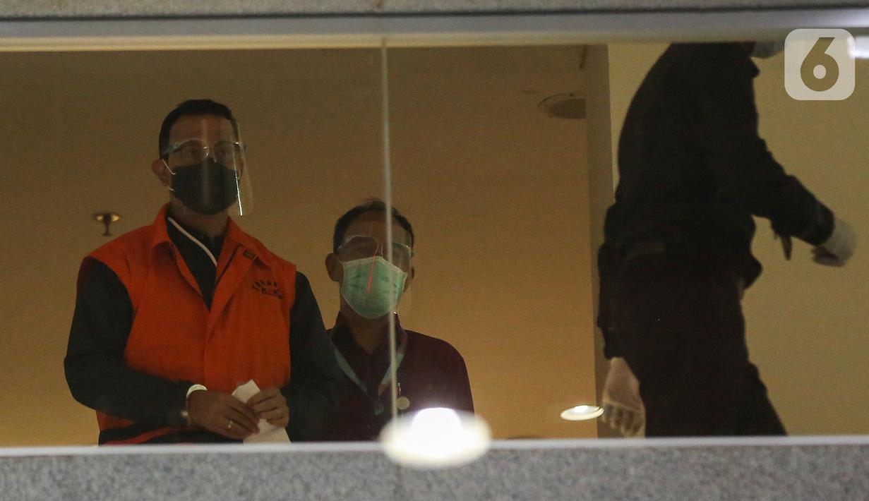 Menteri Sosial Juliari Batubara digiring petugas usai pemeriksaan di Gedung KPK, Jakarta, Minggu (6/12/2020). Juliari Batubara yang menyerahkan diri resmi ditahan KPK atas dugaan menerima suap terkait pengadaan bantuan sosial penanganan COVID-19 di Kementerian Sosial. (Liputan6.com/Johan Tallo)