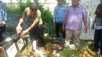 Makam legenda Timnas Indonesia, Ramang, di Makasar. Pemkot Makassar akan membuat patung Ramang di pantai Losari. (Bola.com/Abdi Satria)