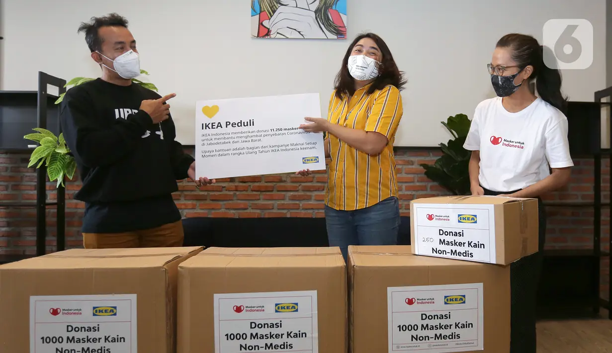 Head of Distribution Indonesia Kuat Volland Hummonggio, Country Marketing Manager IKEA Indonesia Dyah Fitrisally dan relawan dari Masker Untuk Indonesia Andini Wijendaru pada acara donasi 11.250 masker kain non-medis di Jakarta, Selasa (03/11/2020). (Liputan6.com/Fery Pradolo)