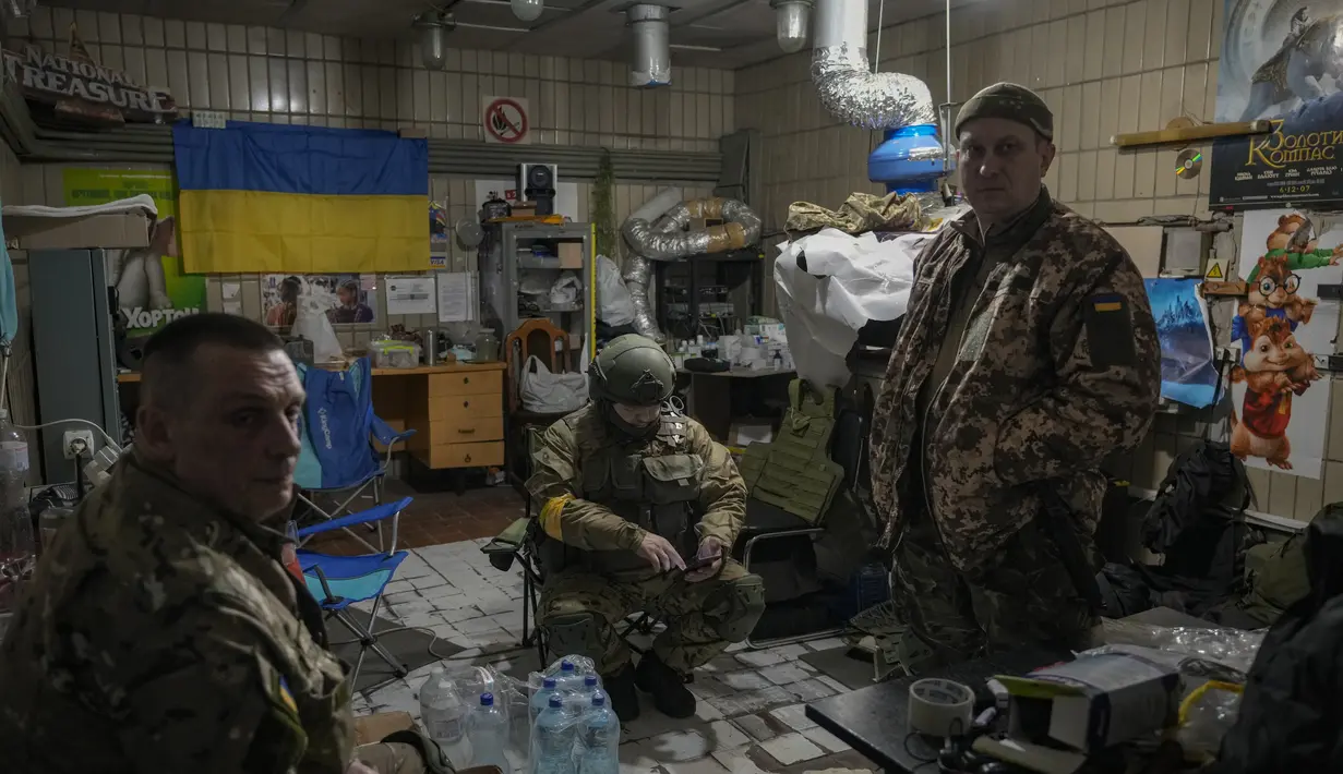 Anggota pertahanan teritorial beristirahat di bioskop di Kiev, Ukraina, Senin (7/3/2022). Ukraina mengklaim lebih dari 11.000 tentara Rusia tewas dalam perang antara Rusia-Ukraina sejak 24 Februari 2022 lalu. (AP Photo/Vadim Ghirda)