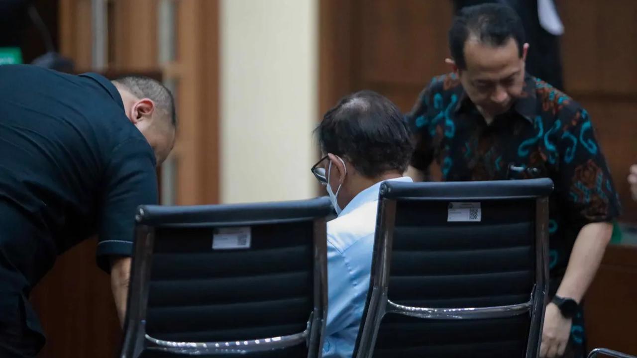 Fahzal hanya menyebutkan bahwa mantan Menkominfo itu dipidana penjara selama 15 tahun juga dikenakan denda sebesar Rp1 miliar.
