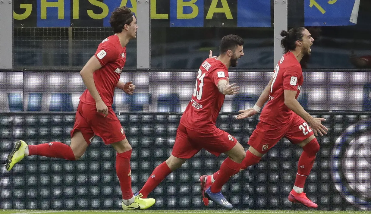 Bek Fiorentina, Martin Caceres, melakukan selebrasi usai membobol gawang Inter Milan pada laga Coppa Italia di Stadion San Siro, Rabu (29/1/2020). Inter Milan menang 2-1 atas Fiorentina. (AP/Luca Bruno)