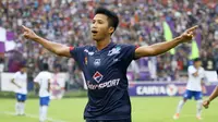 Perusahaan rokok terkemuka di Indonesia masih setia mensposori Persik melalui dana CSR perusahaan. (Bola.com/Robby Firly)