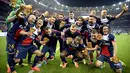  Kegembiraan menyelimuti seluruh pemain PSG ketika merayakan kemenangan mereka di Stade de France, usai kalahkan Lyon 2-1 di Final Piala Liga Perancis,Sabtu (19/4/2014) (AFP Photo/Franck Fife).