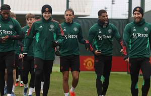 Christian Eriksen (paling kanan) berjalan ke lapangan latihan bersama (dari kiri) Willy Kambwala, Sam Mather, Donny van de Beek, Hannibal dan Marcus Rashford. (dok. Manchester United)