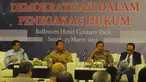 Suasana seminar "Demokratisasi dalam Penegakan Hukum" di Jakarta, Senin (23/3). Seminar tersebut bertujuan agar relasi antar institusi penegakan hukum maupun pelaku penegakan hukum dapat berjalan solid dan saling menguatkan. (Liputan6.com/Herman Zakharia)