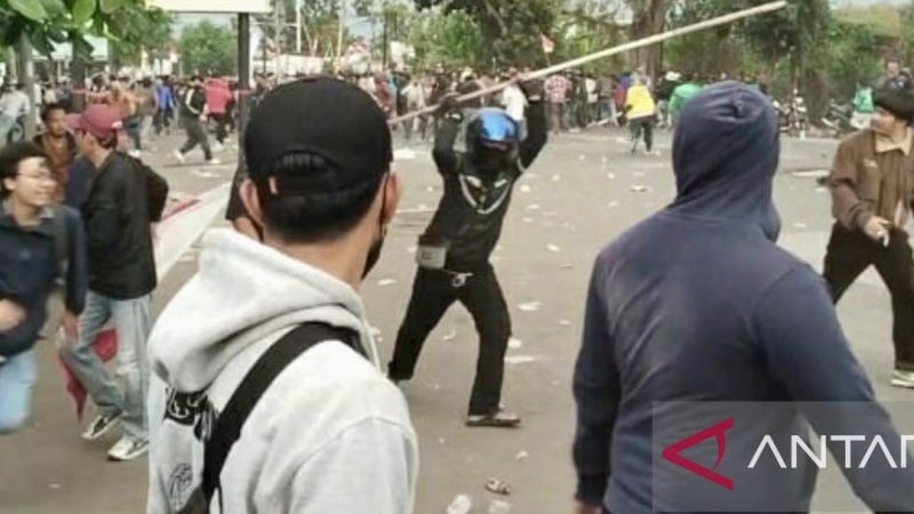 Fakta Tersembunyi di Balik Bentrokan Karawang: Mahasiswa, Ojol, dan Pelajar Bentrok dengan Polisi, Ada Apa?