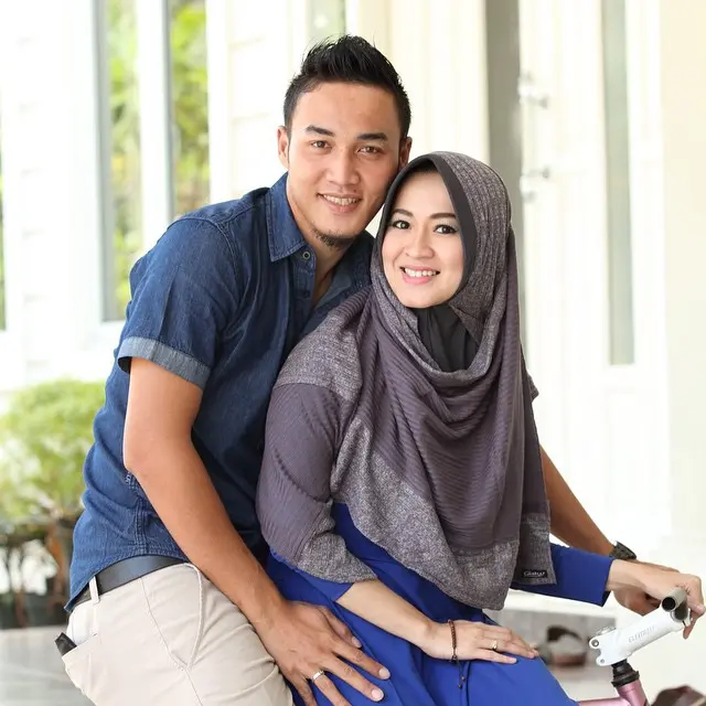 Ternyata Mualaf Sejak SMP, Ini 6 Potret Lawas Okie Agustina di Awal Berhijab