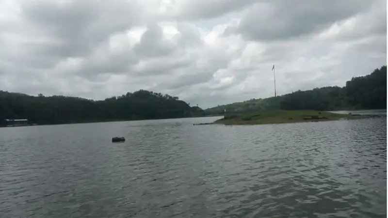 Makam di Tengah Waduk Sermo