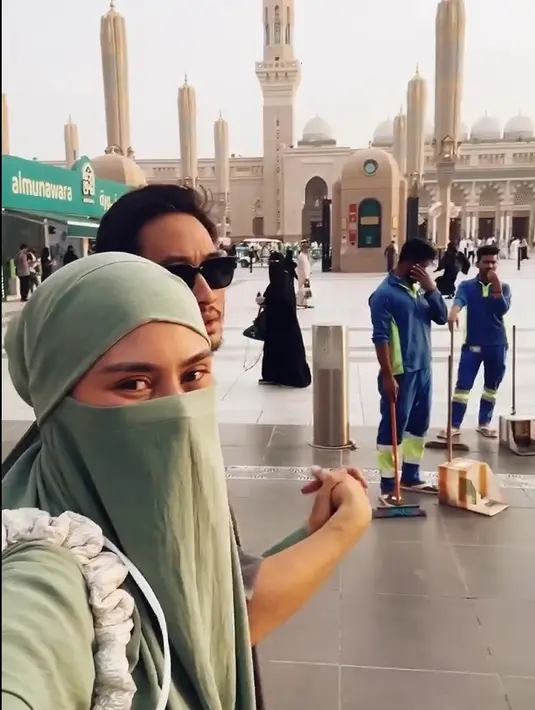 Berikut beberapa potretnya Syahnaz dan suami menjalankan ibadah umrah. Melalui akun instagramnya, perempuan dua orang anak itu mengucap rasa syukurnya bisa kembali ke Tanah Suci. [Instagram/syahnazs]
