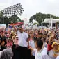 Wabup Garut Helmi Budiman di antara kerumunan ribuan massa peserta jalan sehat dalam puncak perayaan hari jadi Garut ke 210 tahun 2023 di lapangan Otista, Alun-alun Garut. (Liputan6.com/Jayadi Supriadin)