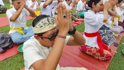 Perayaan ini mengingatkan manusia untuk menyatukan rohani demi mendapatkan pikiran yang jernih dan melenyapkan kekacauan pikiran. Tampak dalam foto, umat Hindu melakukan sesi persembahyangan Hari Raya Galungan di Pura Amerta Jati, Cinere, Jakarta Selatan, Rabu (19/11/2025). (merdeka.com/Arie Basuki)