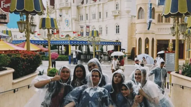 Syifa Hadju, Tissa Biani, hingga Shafeea Ahmad liburan di Singapura pakai jas hujan. [@film_bnww/m.aubreyg]