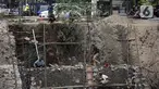 Pekerja menyelesaikan pengerjaan turap di bantaran Kali Kramat Jati, Jakarta, Jumat (20/1/2023). Pembangunan turap bertujuan untuk mencegah longsor yang dapat membahayakan warga sekitar. (Liputan6.com/Faizal Fanani)