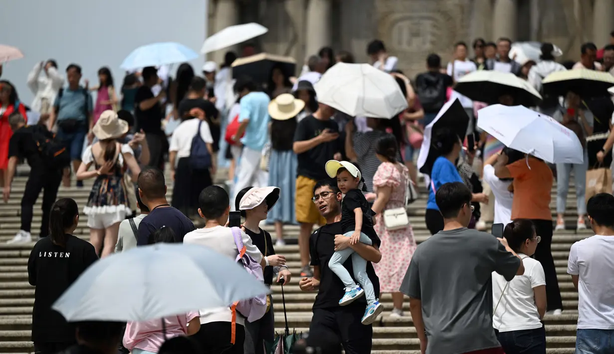 Perjalanan wisatawan diharapkan membantu mengangkat ekonomi yang sedang bangkit pasca pandemi. (Peter PARKS/AFP)