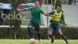 Bek Persija, Ryuji Utomo, berebut bola dengan bek PS TNI, Andi Setyo, saat mengikuti seleksi Timnas Indonesia U-22 di Lapangan SPH Karawaci, Banten, Selasa (28/2/2017). (Bola.com/Vitalis Yogi Trisna)