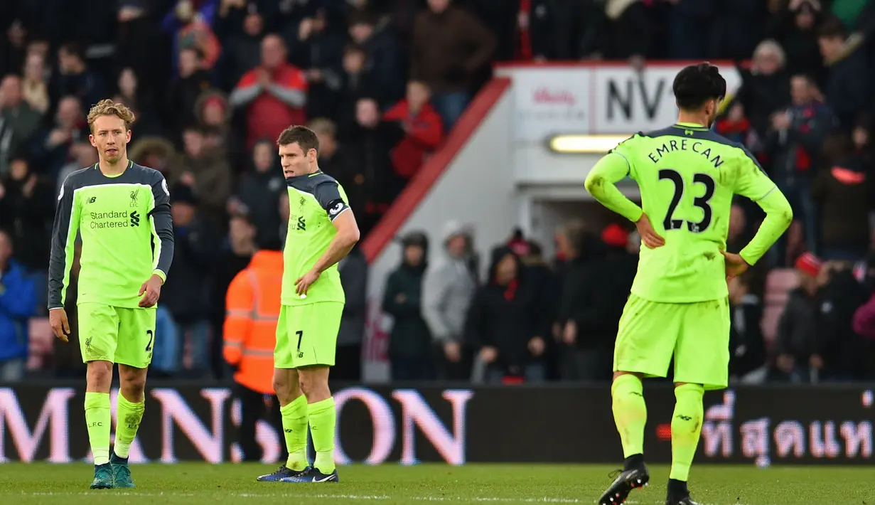 Pemain Liverpool, Lucas Leiva (kiri),  James Milner dan Emre Can (kanan) terlihat kecewa usai kalah dari AFC Bournemouth pada laga Premier League di Vitality Stadium, (04/12/2016). (AFP/Glyn KIRK) 
