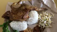 Presiden SBY juga sempat mencicipi nasi kasreng burung puyuh yang mulai muncul sejak tahun 80-an. (Liputan6.com/Panji Prayitno)