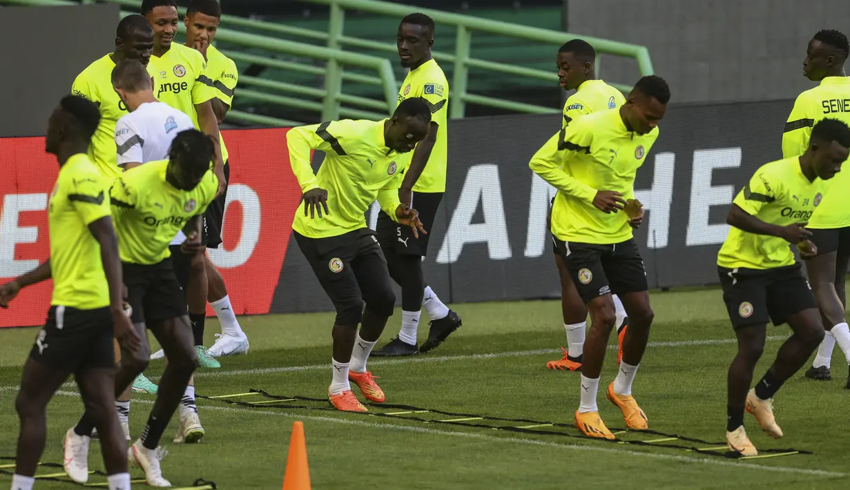 Penyerang Senegal Sadio Mane (Tengah) dan rekan satu timnya menghadiri sesi latihan menjelang laga uji coba FIFA Matchday 2023 menghadapi Brasil, di stadion Jose Alvalade di Lisbon pada 19 Juni 2023. (Photo by CARLOS COSTA / AFP)