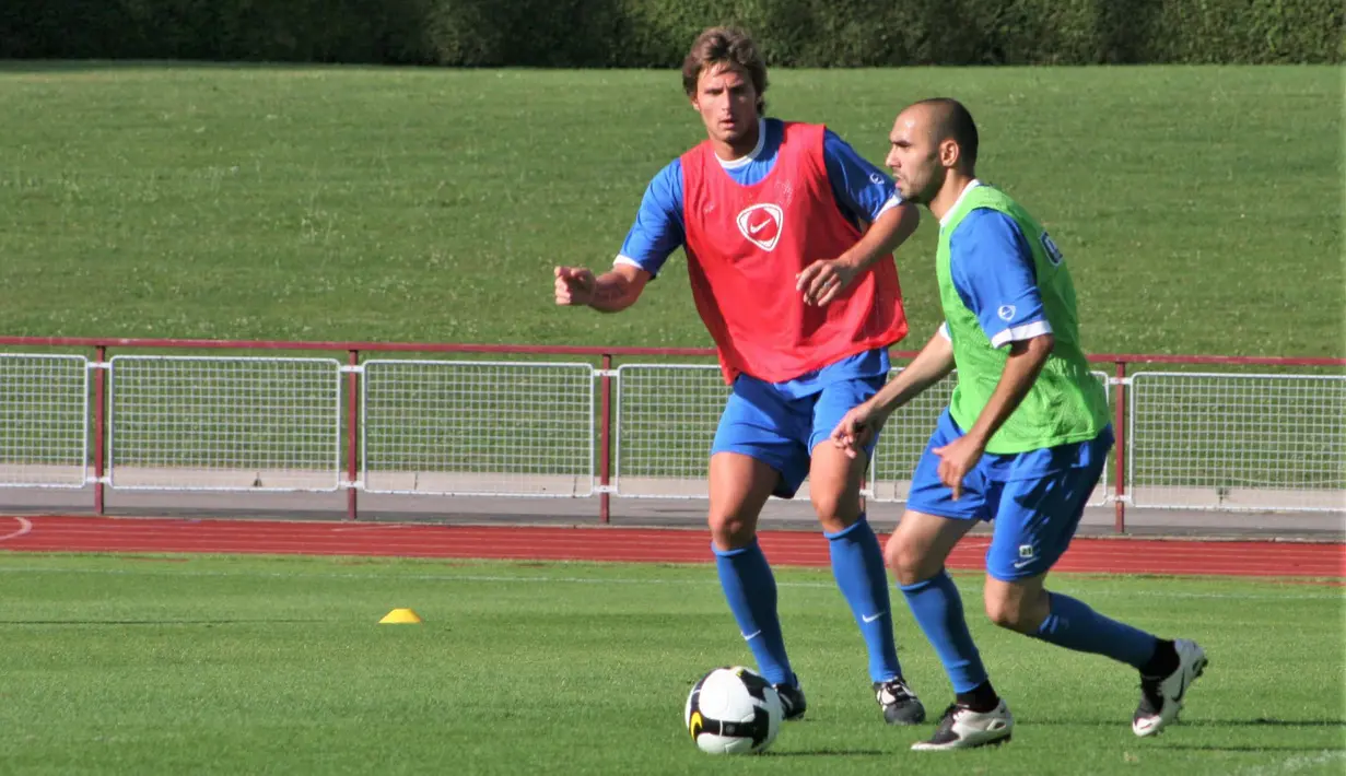 Keduanya pernah bersama-sama membela Grenoble, yang saat itu bermain di Ligue 1, pada musim panas 2008. Kebersamaan keduanya pun tak berlangsung lama, yakni hanya dua bulan. Mereka juga hanya sekali bermain bersama, yakni selama 45 menit dalam laga pramusim melawan Strasbourg.
 Laga ini akan menjadi reuni antara penyerang Les Bleus, Olivier Giroud dan pelatih Singa Atlas, Walid Regragui. (Le Dauphine Libere/Jean-Benoît Vigny)