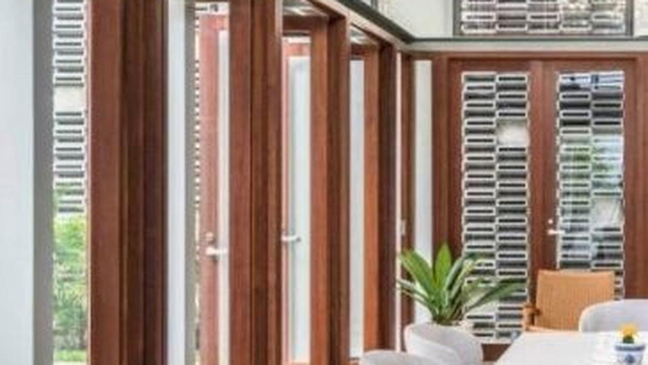 Rumah Modern Tropis dengan Sliding Door