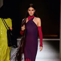 Simak koleksi perpaduan tas dan pakaian di Bottega Veneta Fall 2020 (Foto: Bottega Veneta)