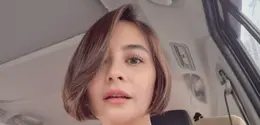 Setelah sebelumnya tampil anggun dengan rambut bob pendek, kini ia hadir dengan transformasi yang jauh lebih bold: pixie cut ultra chic yang memancarkan kesan modern, clean, dan effortlessly sexy. Potongan rambut ini sekaligus menandai selesainya proses syuting film terbarunya.  [@prillylatuconsina96].
