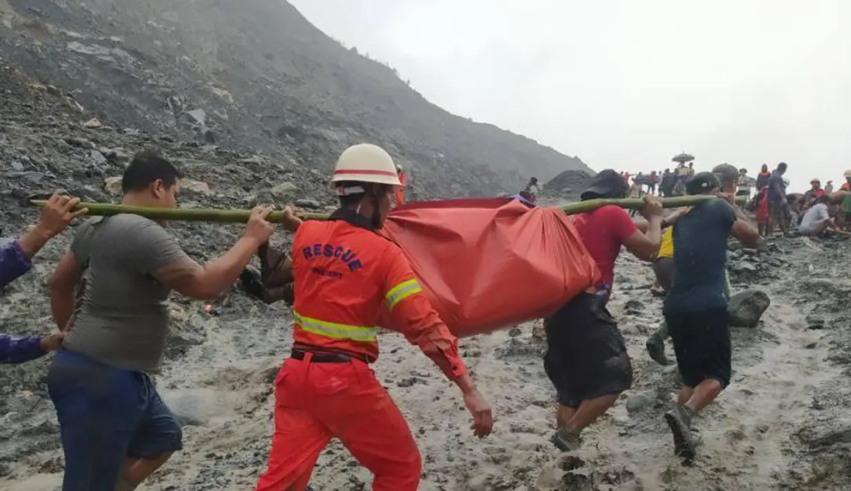 Para penyelamat mengangkut jasad seorang korban usai terjadinya insiden tanah longsor di lokasi penambangan batu giok di Hpakant, Negara Bagian Kachin, Myanmar (2/7/2020). Jumlah korban jiwa dalam bencana tanah longsor tersebut bertambah menjadi 113 orang. (Xinhua/Departemen Pemadam Kebakaran Myanma