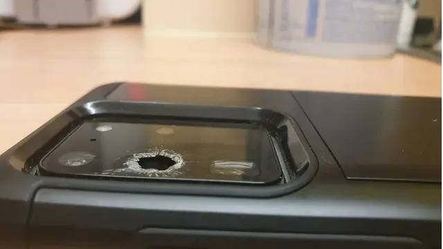 Kaca pelindung kamera Galaxy S20 Ultra pecah