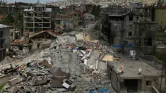 Sejumlah bangunan rusak dan hancur akibat bentrokan antara pasukan keamanan Turki dan gerilyawan Kurdi di Yuksekova, provinsi tenggara Hakkari , Turki , 30 Mei 2016. (REUTERS / Sertac kayar)