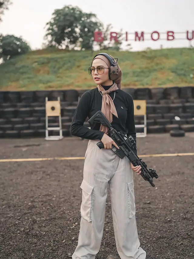 Berhijab, Ini 6 Gaya Sporty Dara Arafah dari Berkuda Hingga Menembak