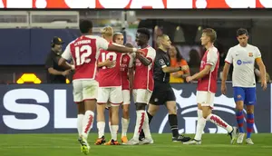 Selebrasi para pemain Arsenal setelah Leandro Trossard mencetak gol ke gawang Barcelona pada laga uji coba pramusim Champions Cup 2023 di Inglewood, California, USA (26/7/2023). (AP Photo/Ashley Landis)