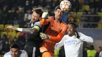 Kiper Real Madrid Thibaut Courtois melakukan penyelamatan dari serangan pemain Sheriff Tiraspol pada laga matchday 5 fase grup Liga Champions 2021/22 di Bolshaya Sportivnaya Arena, Kamis (25/11/2021) dini hari WIB. Real Madrid sukses menghajar Sheriff Tiraspol dengan skor 3-0 (AP Photo/Sergei Grits)