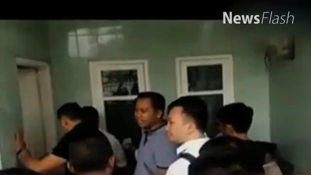 Polisi menggeledah rumah Firza Husein di Jalan Makmur, Lubang Buaya, Jakarta Timur, hari ini. Hal itu disampaikan Ketua RT 03/RW 07, Mat Yasin, yang ikut mendampingi polisi menggeledah rumah tersangka kasus makar itu.