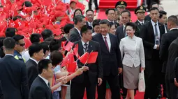 Presiden Cina Xi Jinping didampingi istri, Peng Liyuan setibanya di Bandara Internasional Hong Kong, Kamis (29/6). Kunjungan tersebut dilakukan dalam rangka memperingati 20 tahun penyerahan Hong Kong dari Inggris ke Cina. (AP Photo/Kin Cheung)