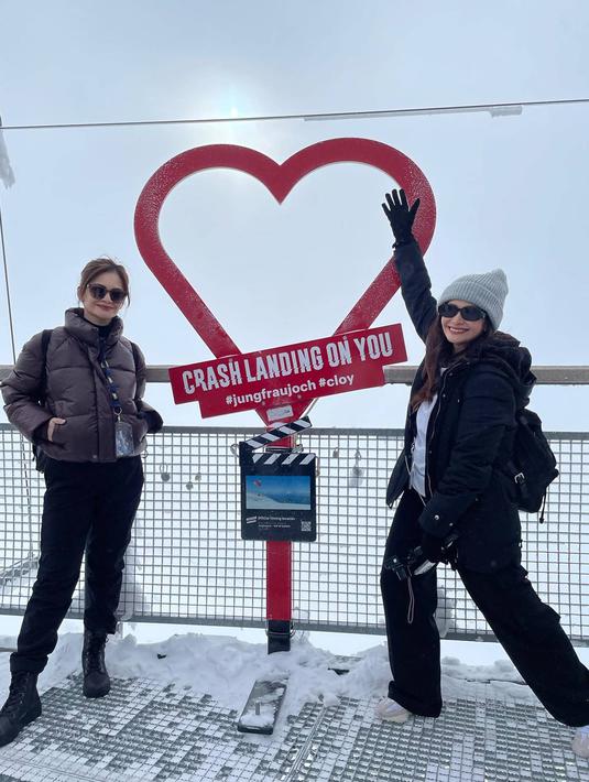 Seru main ke Jungfraujoch, keduanya menghampiri tempat yang sebelumnya menjadi lokasi syuting drama Korea Crash Landing On You. Sebuah spot yang saat ini kerap menjadi tempat foto oleh para wisatawan yang berkunjung ke Jungfraujoch. (Liputan6.com/IG/@cuttaryofficial)