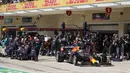 Pada lap ke-10, tim Red Bull Racing memutuskan untuk membuat pit stop terlebih dahulu untuk Max Verstappen. Strategi pit stop tersebut membuat Max mempimpin di stint kedua karena Hamilton masuk ke pit stop empat lap berselang. (AP/Pool/Darron Cumming)