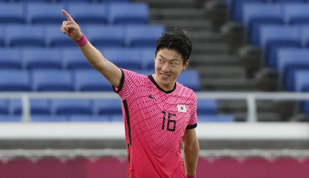 Hwang Ui-jo - Striker Timnas Korea Selatan ini berhasil mencetak hattrick saat menekuk Honduras dengan skor 6-0. Penampilan apiknya di ajang ini membuat negaranya lolos sebagai juara Grup B. (Foto: AP/Kiichiro Sato)