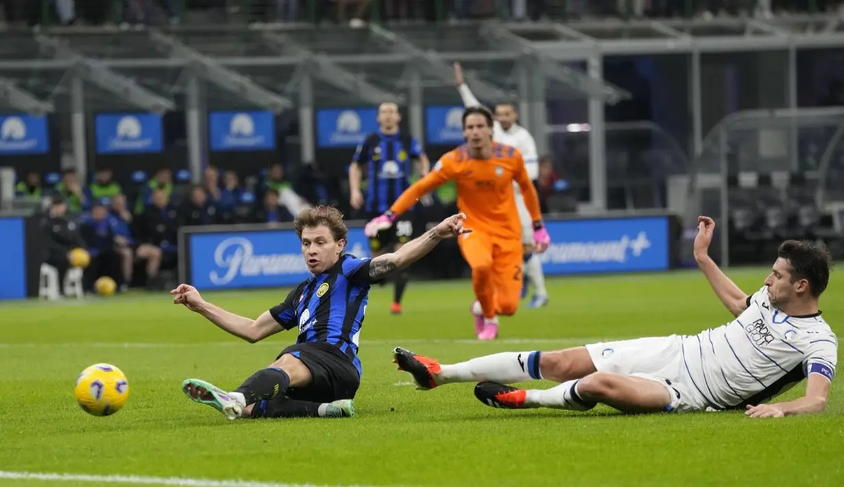 Pemain Inter Milan, Nicolo Barella, berusaha menghalau bola saat melawan Atalanta pada laga Liga Italia di Stadion Giuseppe Meazza, Kamis (29/02/2024). (AP Photo/Antonio Calanni)