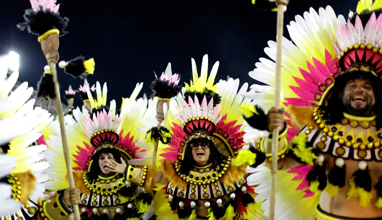 Penampilan sekolah samba Sao Clemente saat perayaan karnaval di Sambadrome, Rio de Janeiro, Brasil, Minggu (11/2). (AP Photo/Silvia Izquierdo)