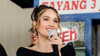Film Agen +62 menghadirkan adu akting Rieke Diah Pitaloka dan Keanu AGL, sementara Cinta Laura sebagai simpanan pejabat, sekaligus bos jagoan. (Foto: Dok. Tim Wahana Kreator Nusantara)
