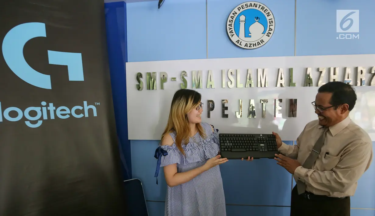 Cluster Category Manager Gaming Logitech Indonesia Representative, Nicole Constance berbincang dengan Kepala Sekolah SMA Al-Azhar 2, Pejaten Abu Hurairah pada penyerahan perlengkapan e-lab berupa mouse, keyboard dan headset di SMA Al-Azhar 2 Pejaten, Jakarta, Rabu (14/8/2019). (Liputan6.com/HO/Ady)