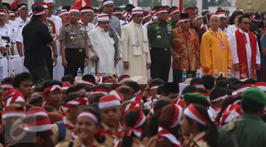 Panglima TNI, Jenderal Gatot Nurmantyo bersama Kapolri, Jenderal Tito Karnavian dan Sejumlah Tokoh Lintas Agama menghadiri kegiatan Silaturahmi Nusantara Bersatu, di Monas, Jakarta, Rabu (30/11). (Liputan6.com/Johan Tallo)