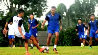Pemain asal Papua, Christovel Sibi akan dilihat kemampuannya oleh tim pelatih Arema FC saat tur Jawa Tengah. (Bola.com/Iwan Setiawan)