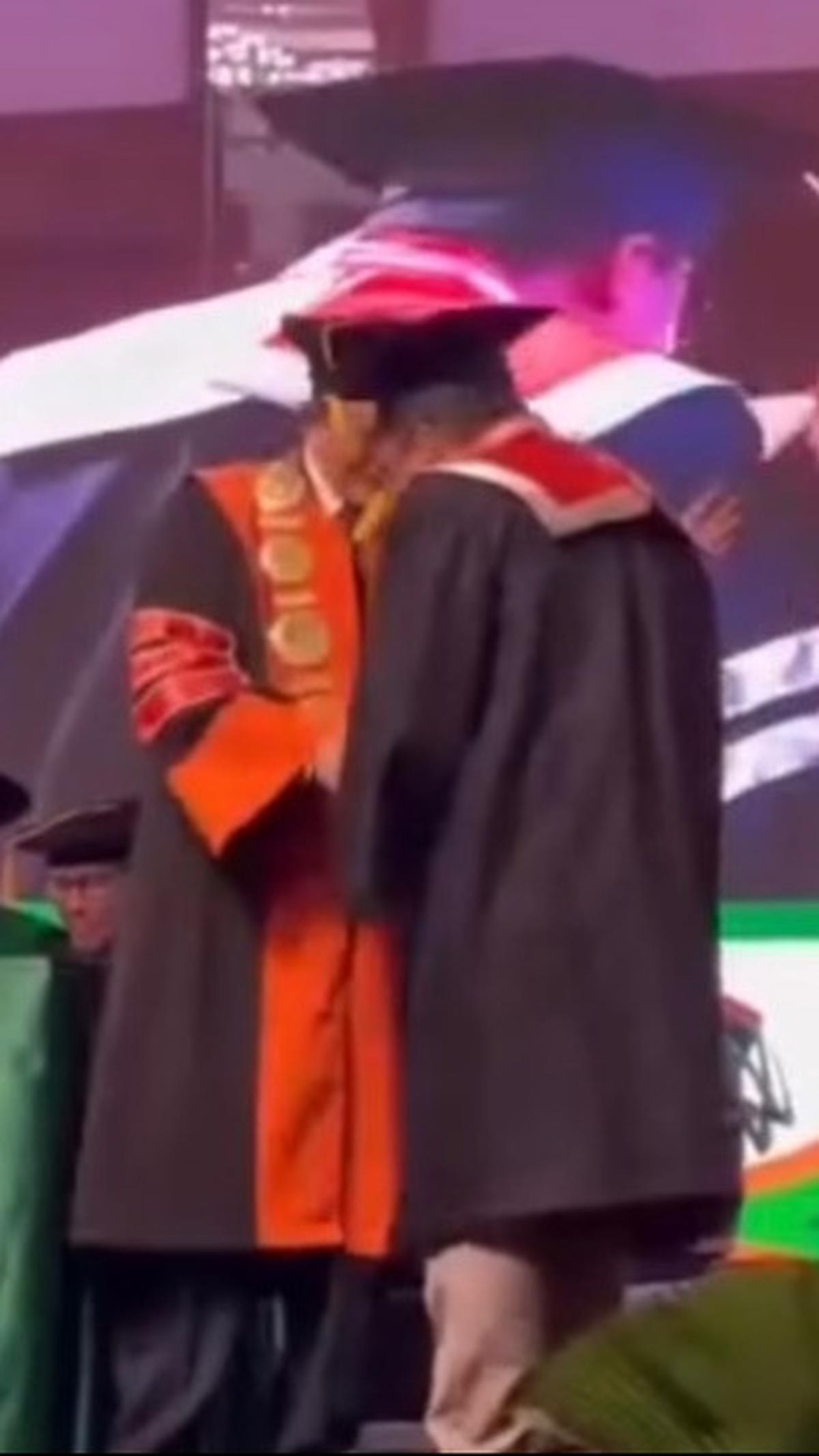 Ini momen Sahrul Gunawan saat upacara kelulusan. Ia tampak diberi ucapan selamat oleh Rektor Universitas PTIQ.&nbsp;