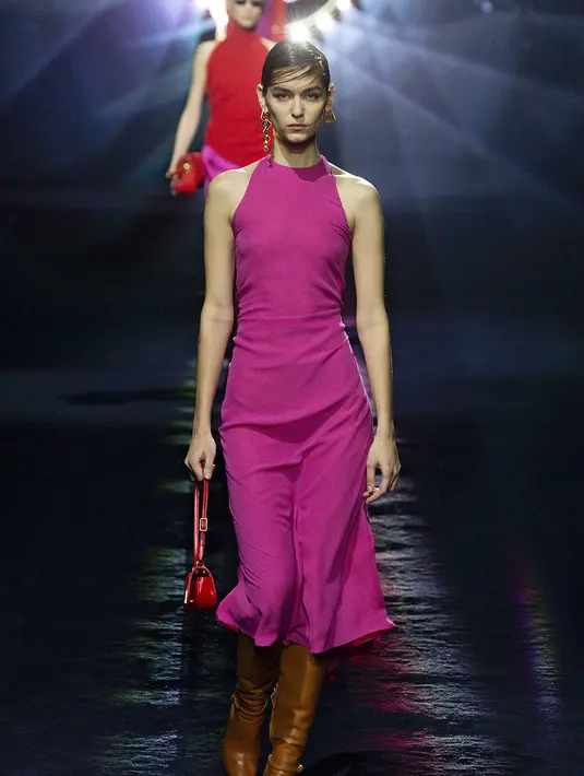 Menggambar langsung dari lemari pakaian Delfina Delettrez Fendi dan caranya berbusana, koleksi FENDI kali ini mudah dipadu padankan. [Foto: Document/FENDI]