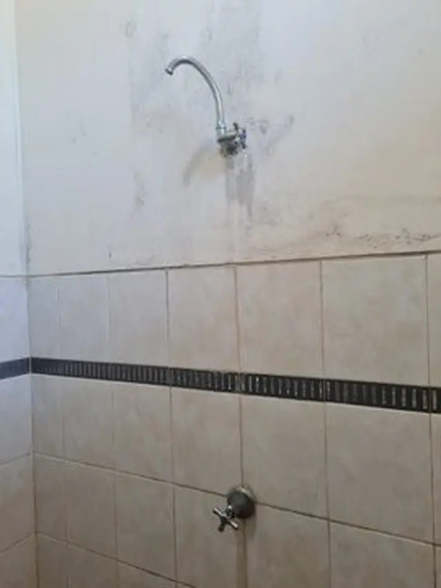 6 Potret Tata Letak Shower Ini Nyeleneh, Jadi Bikin Susah saat Mandi