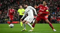 Bek Liverpool, Virgil van Dijk (kanan), mengawal penyerang Qarabag, Nariman Akhundzade, dalam laga matchday kedelapan Liga Champions 2025/2026 di Anfield, Kamis (29/1/2026) dini hari WIB. (Paul ELLIS / AFP)