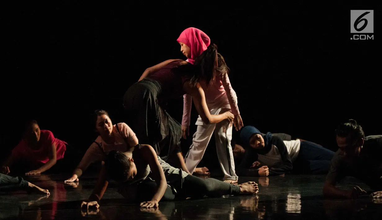 Sejumlah penari berlatih jelang pementasan di Galeri Kesenian Jakarta, Jakarta, Sabtu (8/7). Pementasan ini akan menampilkan tarian CANdoDANCE oleh Candoco Dance Company yang berasal dari Inggris. (Liputan6.com/Gempur M Surya)