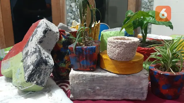 Paping Blok dan pot bunga hasil kerajinan tangan  daur ulang popok bayi (Hermawan Arifianto/Liputan6.com)